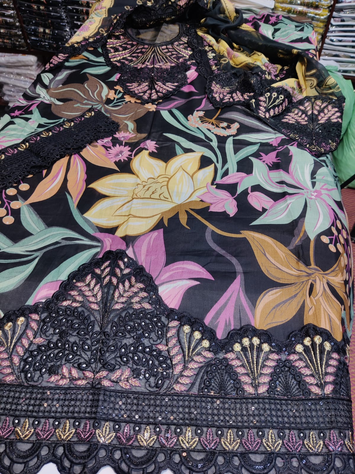 Baroque black daman
